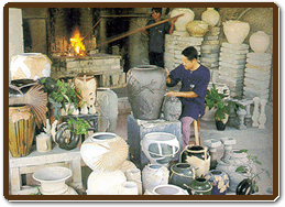 The clay of Dan Kwian, Nakhon Ratchasima Province, is 
shaped and baked into vrious vessels of modern designs.